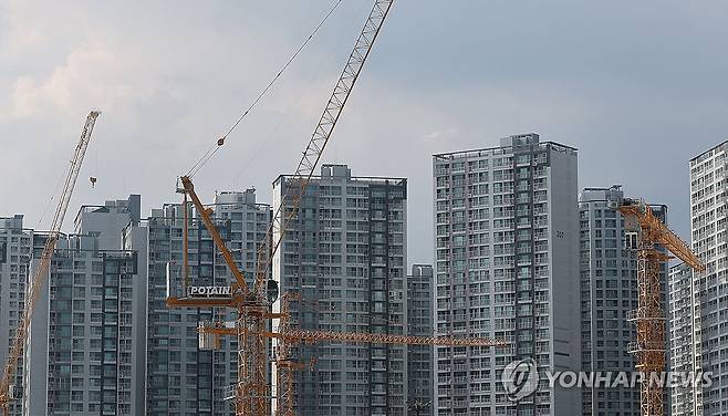 지난해 8월 서울 시내의 한 재건축 공사 단지 전경 [연합뉴스 자료사진]