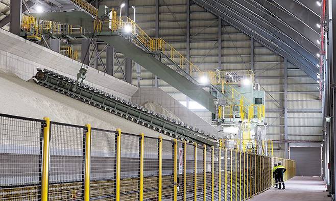 국내 최초 리튬 광석 기반 수산화리튬을 생산하는 포스코필바라리튬솔루션 공장 원료 창고에 쌓인 리튬광석 원료.(사진=포스코그룹.)