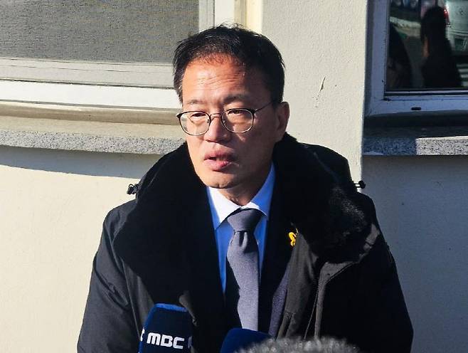 박주민 더불어민주당 의원이 17일 오전 창원교도소에서 30여분간 명태균씨를 접견한 뒤 교도소 앞에서 취재진과 만나 질의응답하는 모습. (사진=연합뉴스)