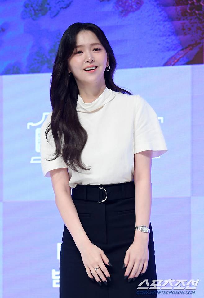 채널A '체크인 한양' 제작발표회가 17일 서울 강남구 논현동 엘리에나 호텔에서 열렸다. 김지은이 포토타임을 갖고 있다. 논현동=박재만 기자 pjm@sportschosun.com/2024.12.17/