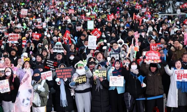 지난 14일 서울&nbsp;여의도&nbsp;국회 앞에서 열린 윤석열 대통령 탄핵 촉구 집회에 참석한 시민들이 구호를 외치고 있다. ⓒ연합뉴스
