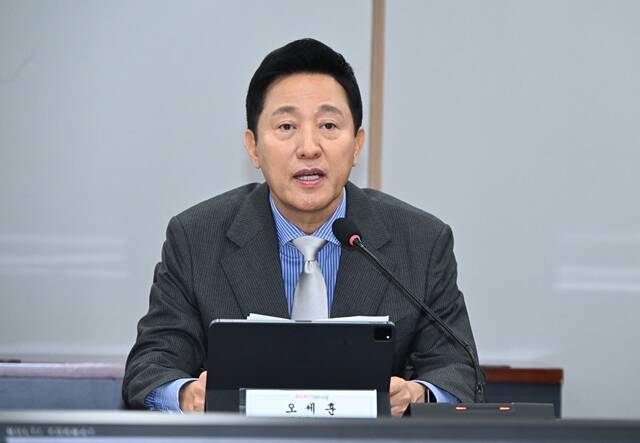오세훈 서울시장이 이재명 더불어민주당 대표를 향해 "한국 경제와 정치의 최대 리스크"라고 비판 목소리를 냈다. 사진은 오세훈 시장이 11일 오전 비상경제회의에서 모두발언을 하고 있다. /서울시