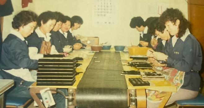 홍 할머니(왼쪽 첫째)가 1983년 11월 경기 성남시의 한 액자 공장에서 일하고 있다. /사회복지공동모금회