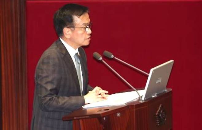 윤석열 대통령 탄핵 소추 이후 한국 경제 안정의 책임을 지고 있는 최상목 경제부총리. 지난 12월 13일 국회 본회의에서 긴급 현안 질문에 답변하고 있다. /뉴스1