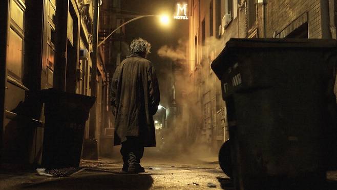 11일 개봉한 AI영화 '엠호텔'에서 주인공 노숙자가 거리를 헤매고 있다. /CJ ENM