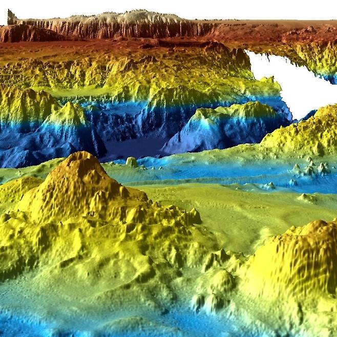 2014년 인도양에서 실종된 말레이시아항공 MH370편 수색 과정에서 확보한 인도양 깊숙한 곳의 입체 해저 지형도. 크고 작은 산과 계곡이 보인다. 한반도 면적보다 조금 큰 27만9000제곱킬로미터 이미지를 확보하는 데만 4년이 걸렸다. /애킴 피커드와 조너 설리번