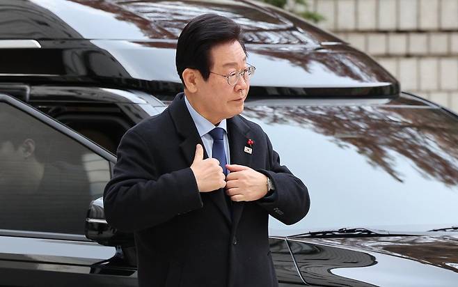 이재명 더불어민주당 대표가 17일 오전 서울 서초구 서울중앙지방법원에서 열린 ‘대장동 배임 및 성남FC 뇌물 혐의’ 관련 1심 속행 공판에 출석하고 있다. 2024.12.17/뉴스1