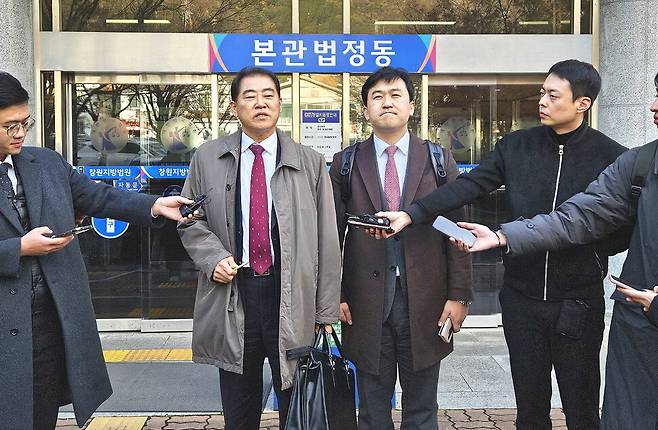 명태균씨를 대리하는 남상권(왼쪽)·여태형 변호사가 기자들의 질문에 답하고 있다. 최상원 기자