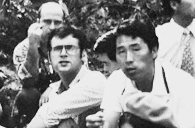 1975년 독일 외신기자 위르겐 힌츠페터(왼쪽)와 김사복씨 모습. 유족 제공