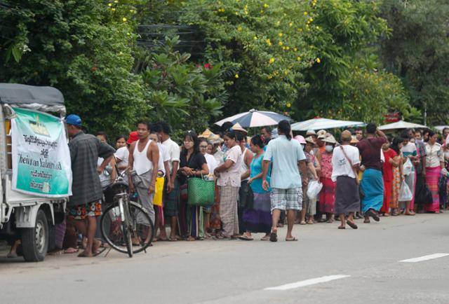 지난 2022년 8월 미얀마 제1 도시 양곤에서 시민들이 식량과 연료를 구매하기 위해 길게 줄 서 있다. 양곤=EPA 연합뉴스 자료사진