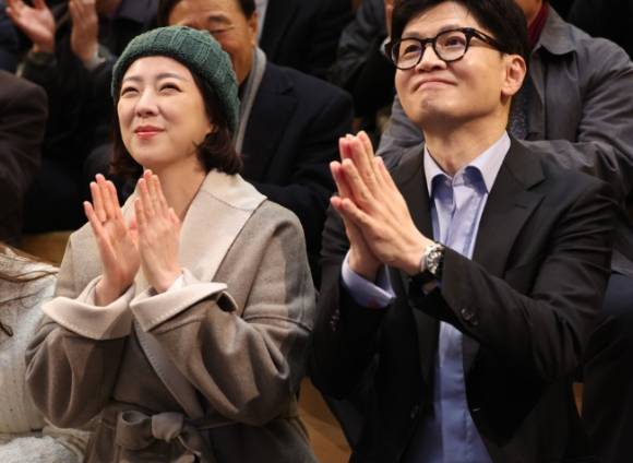 지난 2월 당시 국민의힘 한동훈 비상대책위원장과 배현진 의원이 서울 송파구 송파책박물관에서 열린 '2024 설날맞이 희망콘서트'에 참석해 박수치고 있다. [사진=연합뉴스]