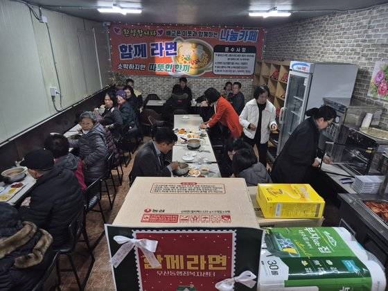 지난달 28일 광주광역시 광산구 우산동에 문을 연 ‘함께라면’을 찾은 주민들이 라면을 먹고 있다. 이 곳은 매일 오전 11시부터 오후 2시까지 무료로 라면을 제공한다. 황희규 기자