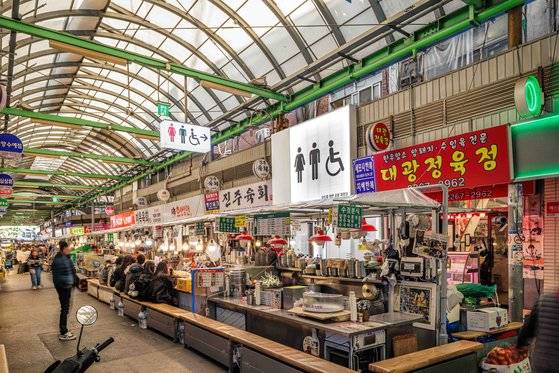 최근 리모델링을 마친 서울 종로구 광장시장 공중화장실의 출입구 모습. 사진 서울디자인재단