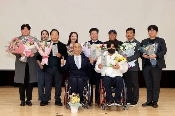 17일 이천선수촌에서 열린 2024년 대한장애인체육회장상 체육진흥상을 받은 수상자들과 정진완 회장. 사진 대한장애인체육회