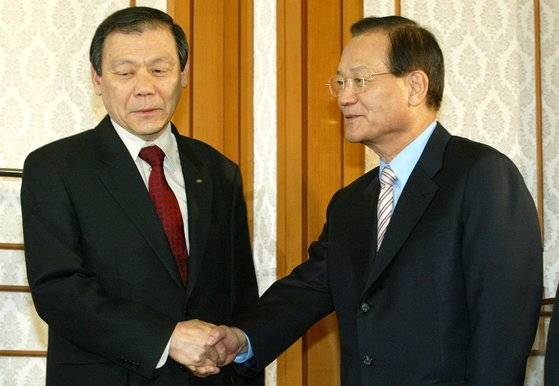 조순형 민주당 대표(왼쪽)와 최병렬 한나라당 대표가 4당 대표회담에서 악수하고 있다. 국회에서 탄핵안이 처리된 다음날의 모습이다. 중앙포토