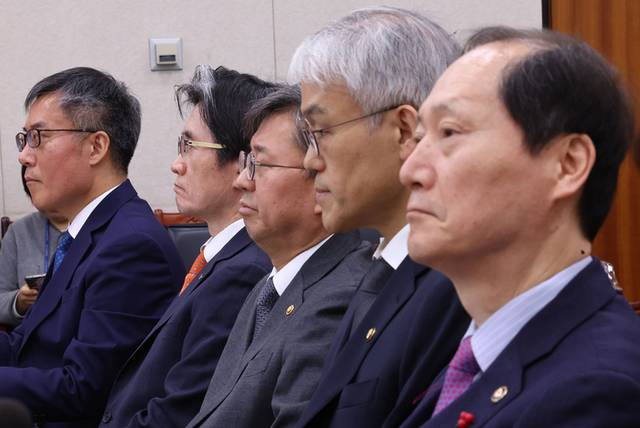 ▲ 17일 국회에서 열린 법제사법위원회 전체회의 비상계엄 사태 관련 현안질의에서 참석자들이 의원 질의를 듣고 있다. 왼쪽부터 김석우 법무부 장관 직무대행, 오동운 고위공직자범죄수사처장, 김정원 헌법재판소 사무처장, 천대엽 법원행정처장, 이완규 법제처장. 연합뉴스