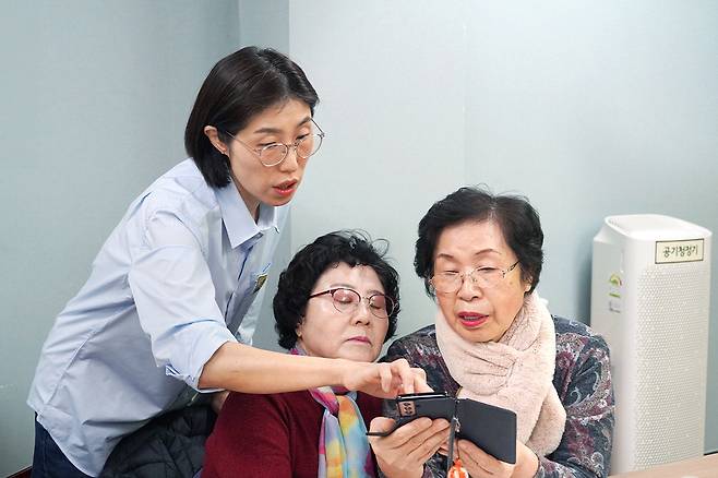 17일 서울 중랑노인복지관에서 진행된 '찾아가는 시니어 디지털 스쿨'에서 수강생이 스마트폰 기능 학습에 집중하고 있다.  카카오