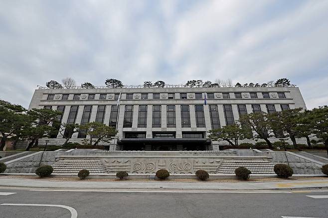 12·3 비상계엄 관련 윤석열 대통령 탄핵 심판을 앞둔 17일 오전 서울 종로구 헌법재판소의 모습. [얀합]