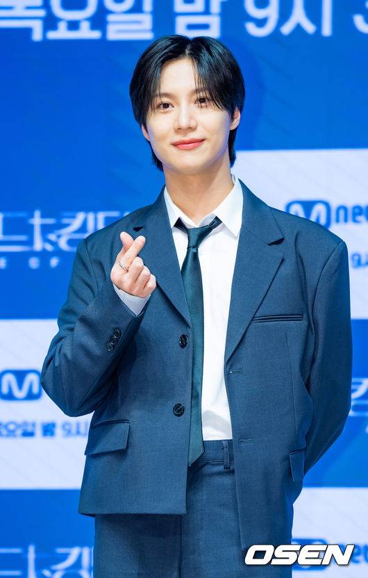 [OSEN=민경훈 기자] 19일 오전 Mnet 예능 '로드 투&nbsp;킹덤&nbsp;: ACE OF ACE' 제작발표회가 서울시 강남구 논현동 엘리에나호텔 컨벤션홀에서 열렸다.이 프로그램은 K-POP 보이그룹 라이징 프로젝트로, 실력과 잠재력을 갖추고 있는 그룹들을 재조명하는 서바이벌이다.&nbsp;샤이니 태민이 무대 위에서 포즈를 취하고 있다. 2024.09.19 / rumi@osen.co.kr