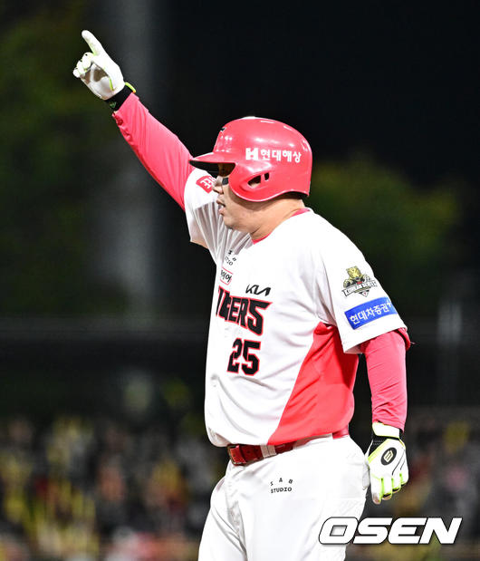 KIA 이우성이 적시타를 치고 세리모니를 하고 있다./OSEN DB