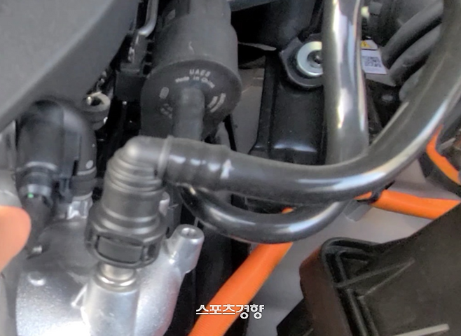 그랑콜레오스 엔진룸 내부. 마감 처리가 꼼꼼하게 테이핑 되어 있다. 이 부분이 노출되면 케이블 끝단 부분 경화되는 과정이 빠르다. 사진 | 손재철기자