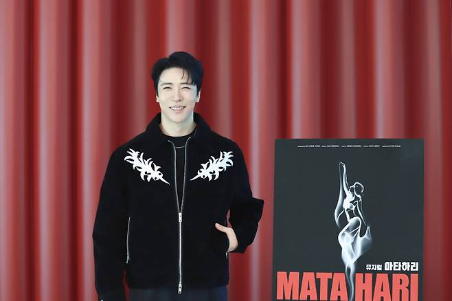 뮤지컬 배우 에녹이 12일 오후 서울 강남구 EMK엔터테인먼트 사옥에서 진행된 뮤지컬 '마타하리' 관련 인터뷰를 위해 포즈를 취하고 있다.  '마타하리'는 제1차 세계대전 중 이중 스파이 혐의로 프랑스 당국에 체포돼 총살당한 아름다운 무희 '마타하리'(본명 마가레타 거투르드 젤르)의 실화를 바탕으로 탄생했다. 에녹은 마타하리와 운명적인 사랑에 빠지는 남자로 화려한 삶에 감춰진 마타하리의 이면을 감싸고 사랑해 주는 아르망 역을 맡았다. / 사진제공 = EMK뮤지컬컴퍼니 /사진=김창현 chmt@