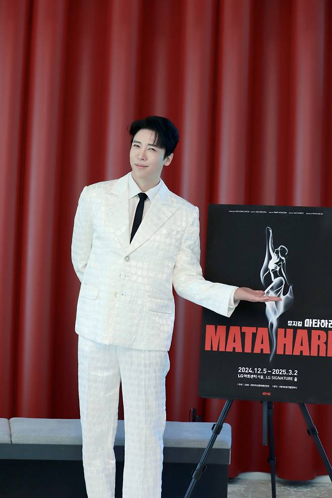 뮤지컬 배우 에녹이 12일 오후 서울 강남구 EMK엔터테인먼트 사옥에서 진행된 뮤지컬 '마타하리' 관련 인터뷰를 위해 포즈를 취하고 있다.  '마타하리'는 제1차 세계대전 중 이중 스파이 혐의로 프랑스 당국에 체포돼 총살당한 아름다운 무희 '마타하리'(본명 마가레타 거투르드 젤르)의 실화를 바탕으로 탄생했다. 에녹은 마타하리와 운명적인 사랑에 빠지는 남자로 화려한 삶에 감춰진 마타하리의 이면을 감싸고 사랑해 주는 아르망 역을 맡았다. / 사진제공 = EMK뮤지컬컴퍼니 /사진=김창현 chmt@