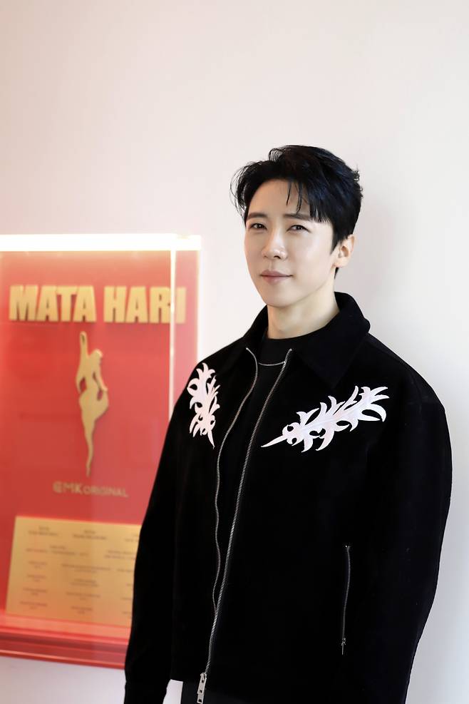 뮤지컬 배우 에녹이 12일 오후 서울 강남구 EMK엔터테인먼트 사옥에서 진행된 뮤지컬 '마타하리' 관련 인터뷰를 위해 포즈를 취하고 있다.  '마타하리'는 제1차 세계대전 중 이중 스파이 혐의로 프랑스 당국에 체포돼 총살당한 아름다운 무희 '마타하리'(본명 마가레타 거투르드 젤르)의 실화를 바탕으로 탄생했다. 에녹은 마타하리와 운명적인 사랑에 빠지는 남자로 화려한 삶에 감춰진 마타하리의 이면을 감싸고 사랑해 주는 아르망 역을 맡았다. / 사진제공 = EMK뮤지컬컴퍼니 /사진=김창현 chmt@