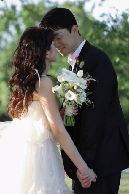 장필준(오른쪽) 커플 웨딩 사진. /사진=삼성 라이온즈 제공