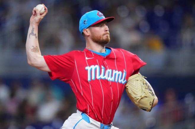 KIA 타이거즈가 16일 1994년생 외국인 투수 아담 올러와 계약금 20만 달러, 연봉 60만 달러, 옵션 20만 달러 등 총액 100만 달러에 계약을 체결했다. KIA는 올러가 제임스 네일과 함께 원투펀치 역할을 해주길 바라고 있으며, 2025시즌 선발 로테이션의 한 축을 담당하면서 팀에 큰 보탬이 될 것으로 기대하고 있다. AFP 연합뉴스