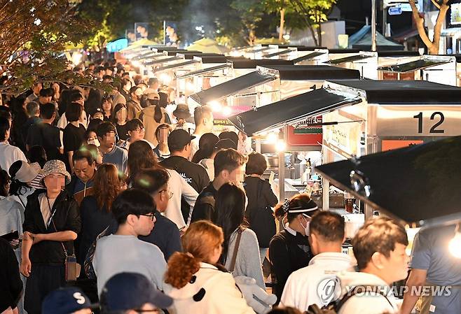 손님으로 북적이는 강릉 월화거리 야시장 [연합뉴스 자료사진]