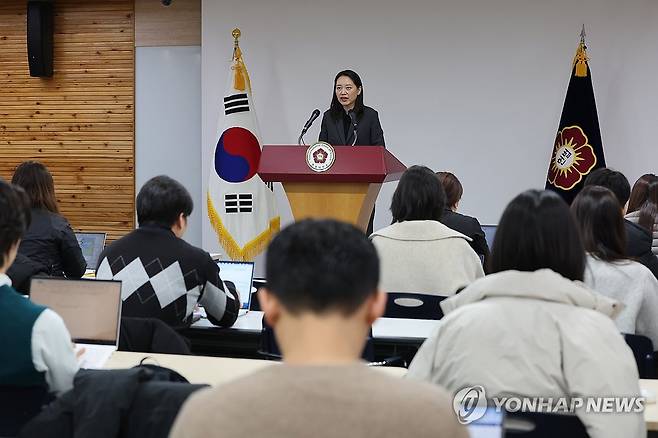 윤석열 대통령 탄핵심판 관련 브리핑하는 헌재 공보관 (서울=연합뉴스) 임화영 기자 = 이진 헌법재판소 공보관이 17일 오전 서울 종로구 헌법재판소 별관에서 윤석열 대통령 탄핵심판 관련 브리핑을 하고 있다. 2024.12.17 hwayoung7@yna.co.kr