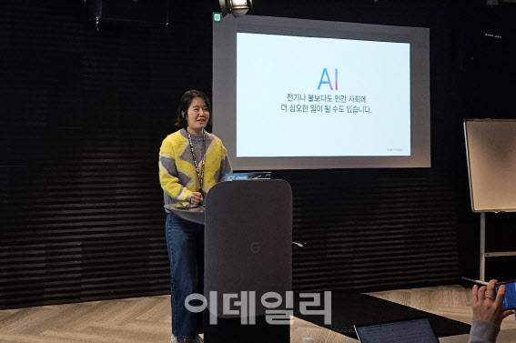 구글코리아가 18일 서울 강남구 본사에서 개최한 ‘구글 워크스페이스를 위한 제미나이’ 세션에서 조혜민 구글 워크스페이스 커스토머 엔지니어링 리드가 ‘제미나이(Gemini)’ 활용법에 대해 발표하고 있다.(사진=김범준 기자)