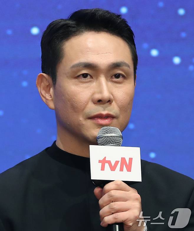 배우 오정세가 18일 오후 서울 구로구 신도림 더 세인트에서 열린 tvN 새 토일드라마 '별들에게 물어봐' (극본 서숙향, 연출 박신우) 제작발표회에 참석해 포즈를 취하고 있다. '별들에게 물어봐'는 무중력 우주 정거장에서 일하는 보스 이브(공효진 분)와 비밀스러운 미션을 가진 불청객 공룡(이민호 분)의 지구 밖 생활기를 그린 작품이다. 2024.12.18/뉴스1 ⓒ News1 권현진 기자