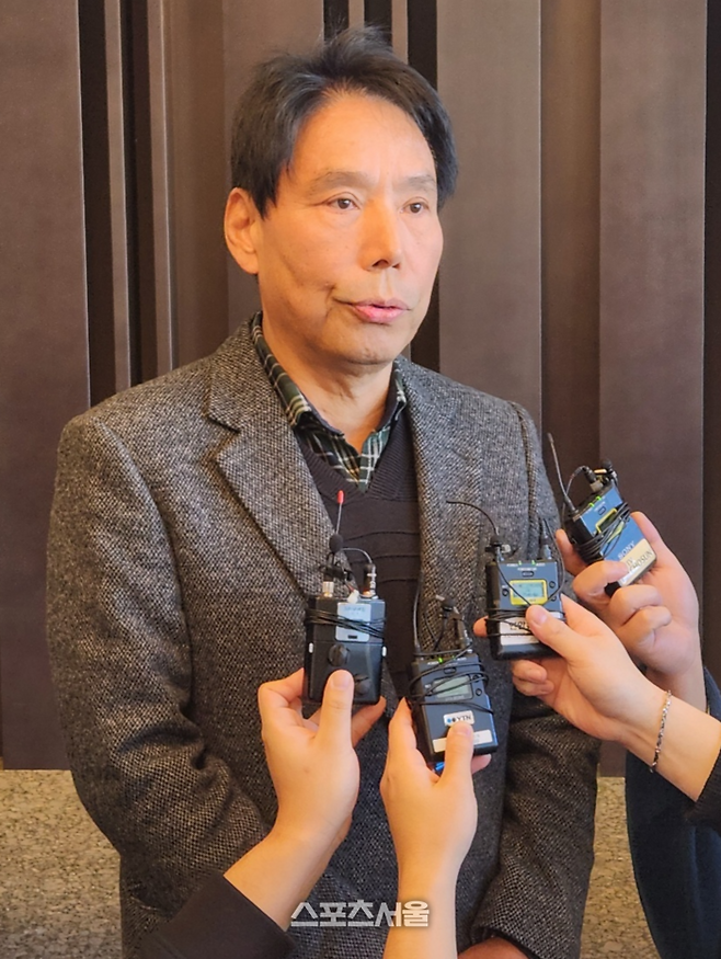 대한축구협회장 선거 출마를 선언한 신문선 명지대 교수가 유승민 전 대한탁구협회장의  제42대 대한체육회장 선거 출마 기자회견이 열린 3일 서울 중구 더 플라자 호텔에 방문한 뒤 취재진과 만나 인터뷰하고 있다. 소공동 | 김용일 기자