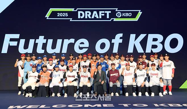 2025 KBO 신인 드래프트에서 각 구단 지명 선수들이 기념촬영을 하고 있다. 박진업 기자 upandup@sportsseoul.com
