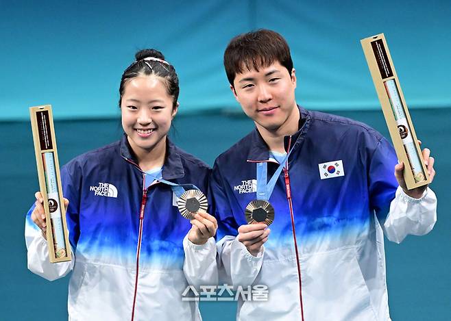 탁구 대표팀의 신유빈-임종훈 조가 프랑스 파리 사우스 파리 아레나4에서 열린 2024 파리올림픽 탁구 혼성 복식 동메달결정전에서 홍콩의 웡춘팅-두호이켐 조에 승리하며 동메달을 딴 뒤 관중에게 인사를 하고 있다. 파리 | 박진업 기자 upandup@sportsseoul.com
