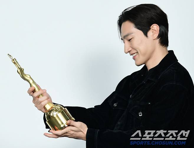 배우 노상현이 본지와 인터뷰에 앞서 포즈를 취했다. 노상현은 제45회 청룡영화상 시상식에서 신인남우상을 수상했다. 포즈를 취하고 있는 노상현. 목동=송정헌 기자songs@sportschosun.com/2024.12.05/