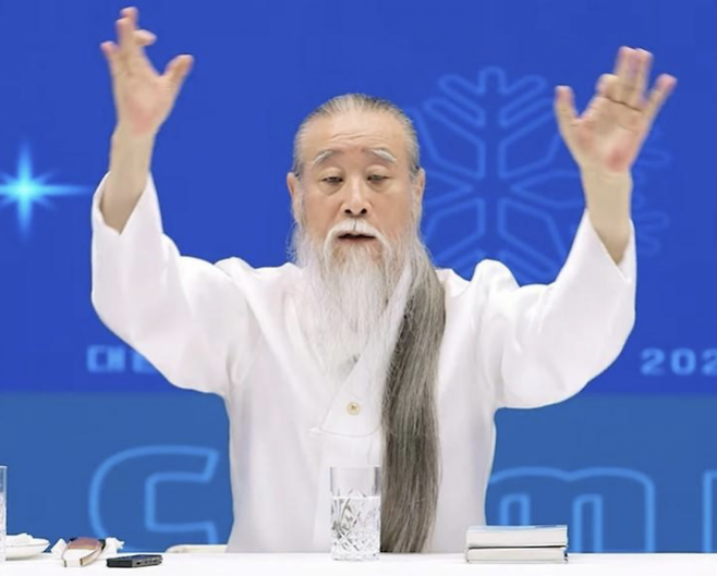 역술인 천공(본명 이천공)이 탄핵 위기에 몰린 윤석열 대통령이 하늘의 도움을 받아 상황을 반전시킬 수 있다고 주장했다. 18일 천공은 자신의 유튜브 채널에 올린 영상에서 국회의 탄핵 소추안 가결에 대한 생각을 밝혔다. 유튜브 채널 'jungbub2013'