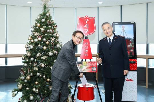 조용일(왼쪽) 현대해상 대표이사가 지난 17일 서울 서대문구 구세군빌딩에서 구세군 자선냄비에 성금 2억원을 기부하고 있다. [현대해상 제공]
