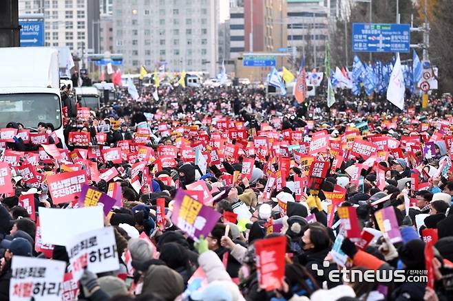 지난 7일 첫번째 윤석열 대통령 탄핵소추안 표결일, 서울 여의도 국회의사당 앞에서 시민들이 윤 대통령의 탄핵을 촉구하고 있다. 사진=김민수기자 mskim@etnews.com