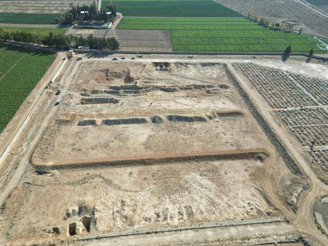 시리아 바샤르 알아사드 정권의 몰락 이후 그동안 자행된 인권유린과 잔혹행위가 속속 드러나고 있는 가운데 17일 나즈하의 아사드 정권 당시 수십만 명의 시신이 묻혔을 것으로 추정되는 집단 매장지가 발견돼 유해 발굴을 위한 작업이 시작되었다. 나즈하=로이터 연합뉴스