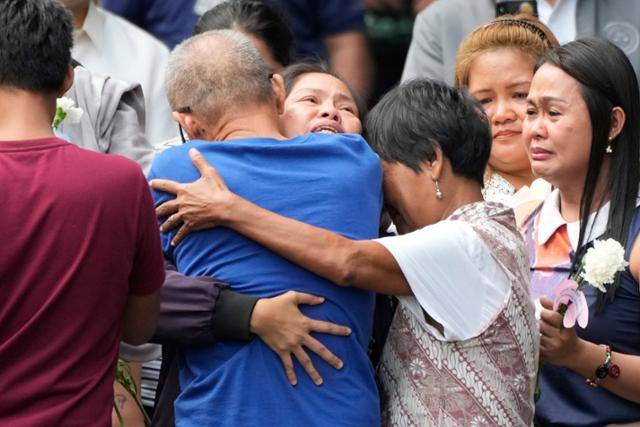 인도네시아에서 마약 운반 혐의로 사형을 선고 받고 수감 중이던 필리핀 사형수 메리 제인 벨로소(왼쪽 세 번째)가 18일 14년 만에 본국으로 송환돼 필리핀에 도착한 후 만달루용의 여성 교도소에 이송되어 부모와 재회의 기쁨을 나누고 있다. 인도네시아는 벨로소에 대해 2015년 4월 총살형 집행 직전 극적으로 연기했으나 무죄가 입증되지 못해 9년간 계속 구금해왔다. 만달루용=AP 연합뉴스