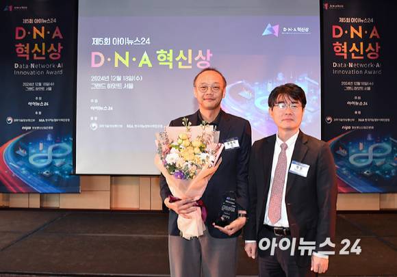 '제5회 아이뉴스24 D·N·A 혁신상' 시상식이 18일 서울 용산구 그랜드 하얏트 서울에서 열렸다. 시상자로 나선 엄열 과학기술정보통신부 정보통신정책관(오른쪽)이 야놀자 장정식 CTO에게 과학기술정보통신부 장관상인 D·N·A 혁신대상을 시상하고 있다. [사진=곽영래 기자]