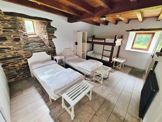 사립 알베르게는 공립에 비해 비싸다. 객실 내 수용 인원이 적고 좀 더 쾌적한 환경을 제공한다.