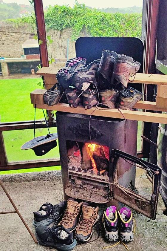 비 오는 날에는 어김없이 바르의 난로가 켜진다. 순례자들은 그 앞에 옹기종기 모여 등산화를 말린다.