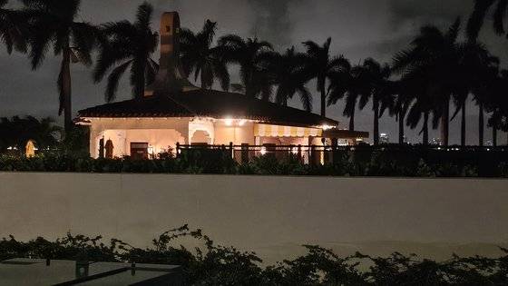 17일(현지시간) 도널드 트럼프 미국 대통령 당선인의 자택이 있는 플로리다 마러라고 리조트 진입로의 보도 통행이 통제돼 있다. 입구엔 '드론 금지' 표지판이 세워졌다. 플로리다=강태화 특파원