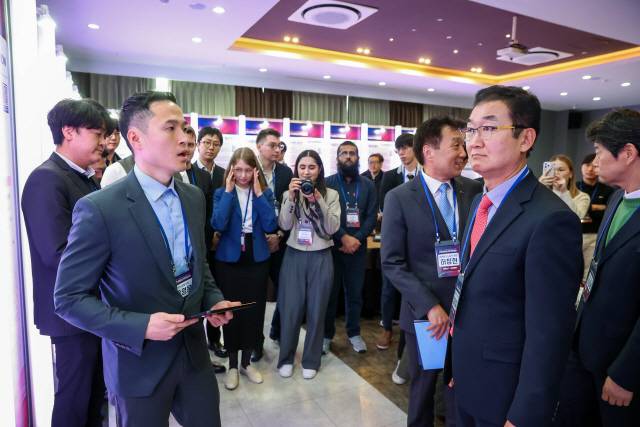 ▲ 지난 11월 개최된 2024 강원 데이터 커넥트데이 행사에서 정광열 도 경제부지사가 홍보부스에 대한 설명을 듣고 있다.