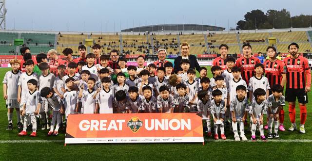 ▲ 강원FC가 올해 시즌 준우승을 차지하는 쾌거를 이뤘다. 강릉시 홈구장 경기에는 평균 1만명이 넘는 시민들이 관람했다.