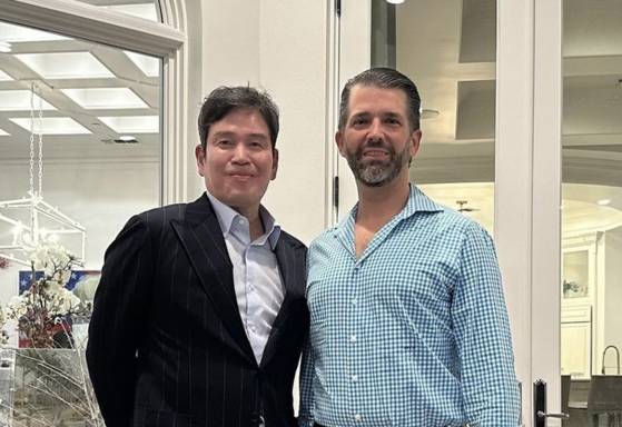 A photo of Shinsegae Chairman Chung Yong-jin and Donald Trump Jr. posted on Chung's Instagram on January [SCREEN CAPTURE]